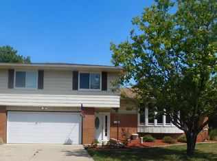 5723 Skyline Dr, Seven Hills, OH