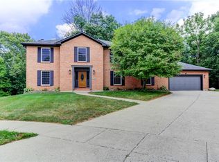 2236 Shadowood Cir, Bellbrook, OH
