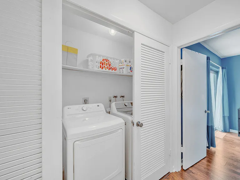 235 NW 15th St — Photo 35