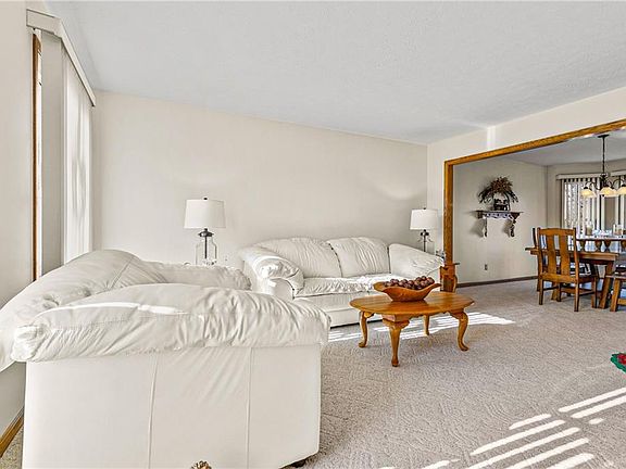 5th image of 984 Davie Ct