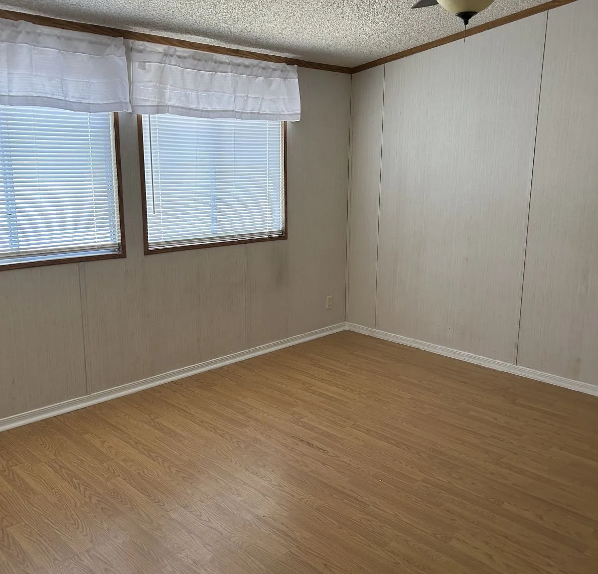 3 bed, 2.0 bath, 2300 sqft, $1,900 — Photo 3
