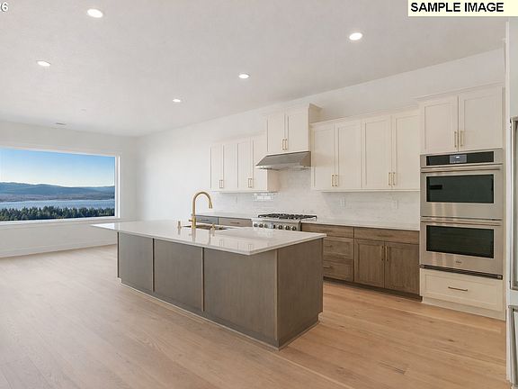 2nd image of 670 N Y St