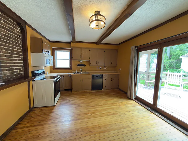 246 E Mason St — Photo 9