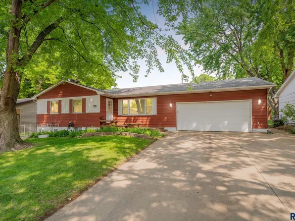 3816 E Ronning Dr, Sioux Falls, SD 57103