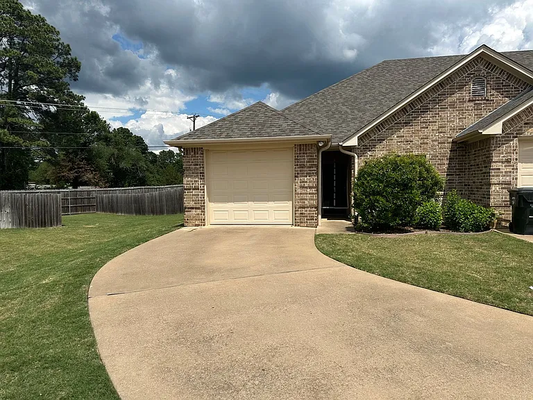 4002 Mobley Cir — Photo 1