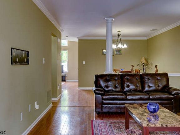 3rd image of 15 Stillwell Ct