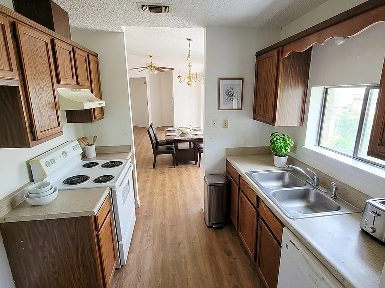 1111 Oakland Dr — Photo 5
