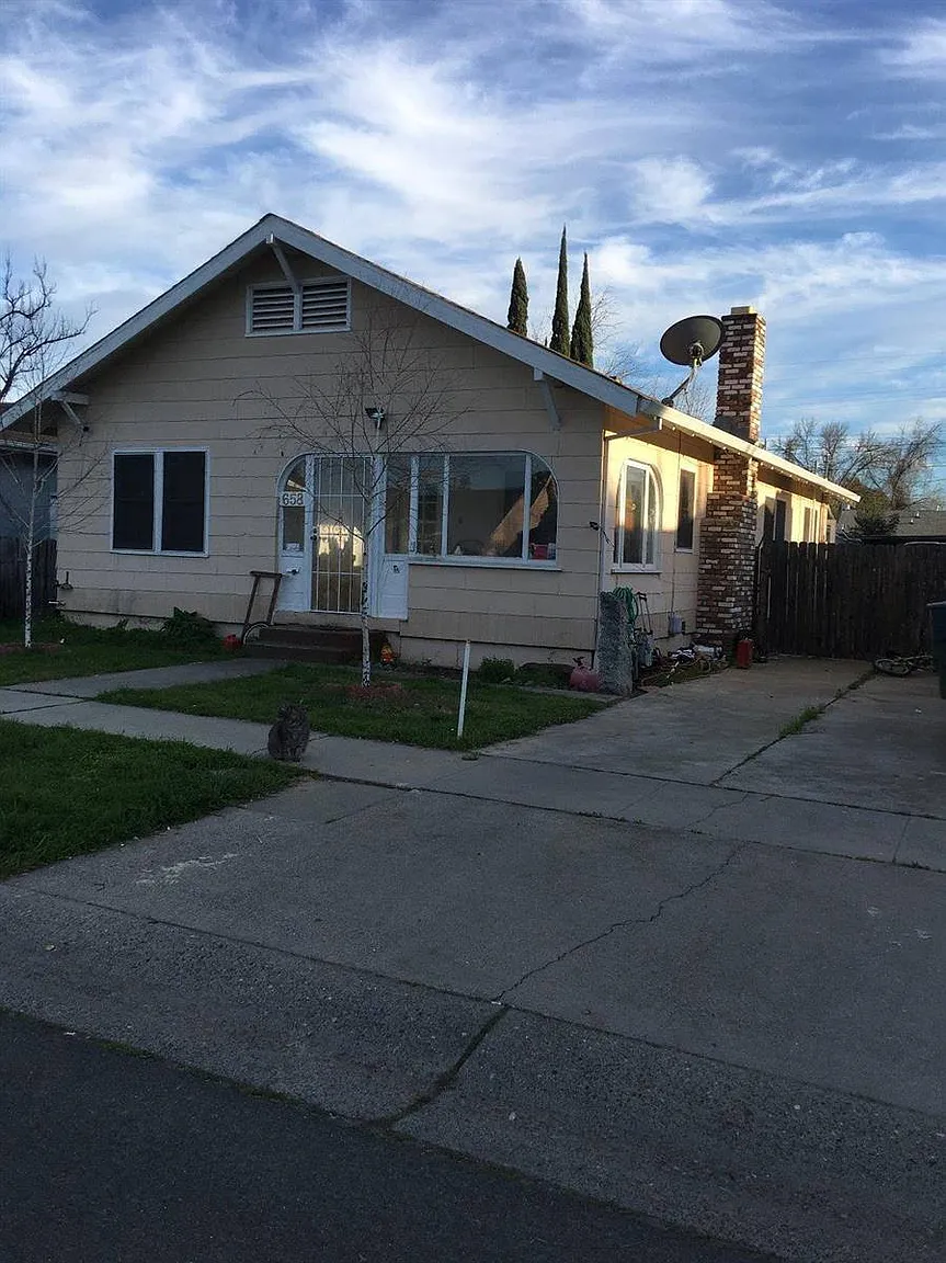 658 Elm St photo 1