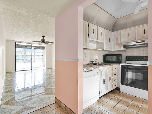3rd image of 2811 Somerset Drive #307