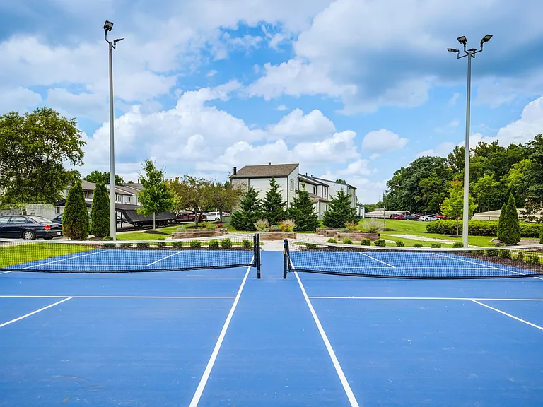 Lakeside Crossing at Eagle Creek Apartments and Townhomes — Photo 16