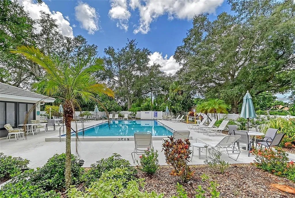 3 bed, 2.0 bath, 1401 sqft, $2,200 — Photo 2