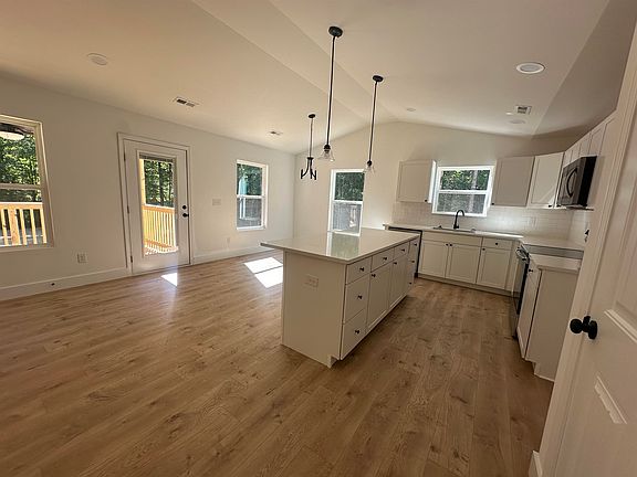 3rd image of 162 Frontier Dr