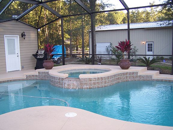 beautiful pool & hot tub w/ spill over