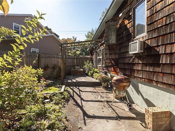 5th image of 107 Diana Ave