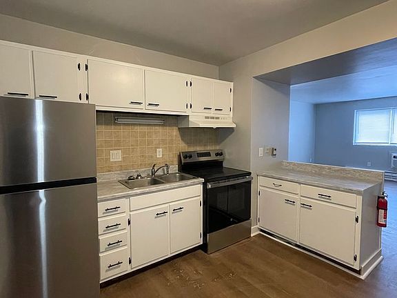 5th image of 1832 Winton Ave APT 203