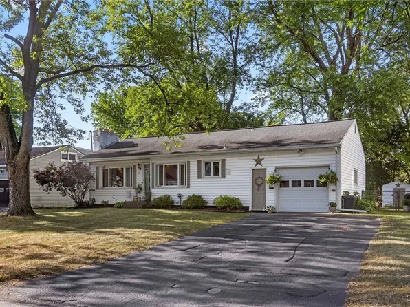 407 Fletcher Dr, North Syracuse, NY 13212