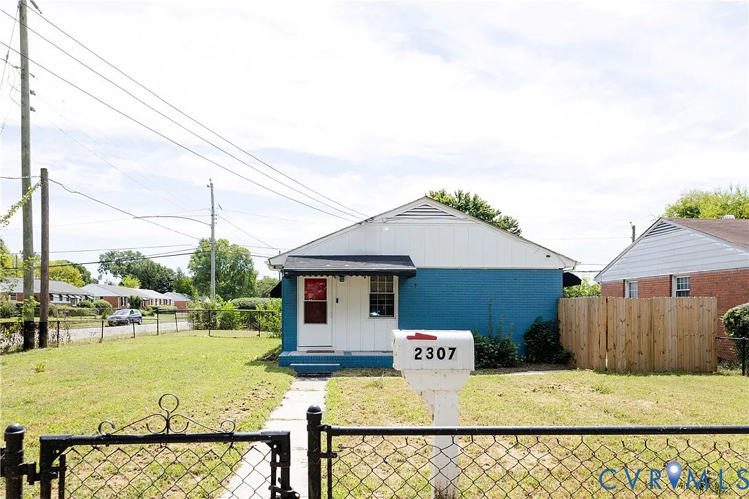 2307 Whitcomb St photo 1