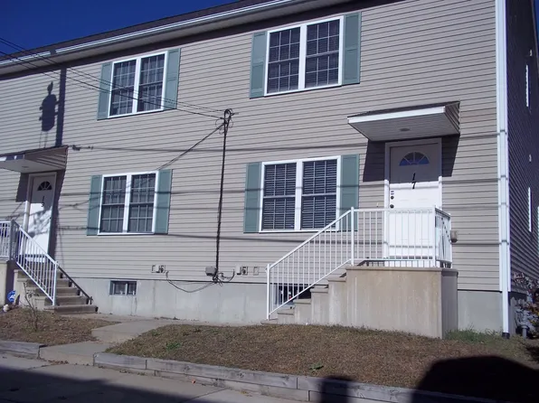 17 Grotto Ave, Pawtucket, RI 02860