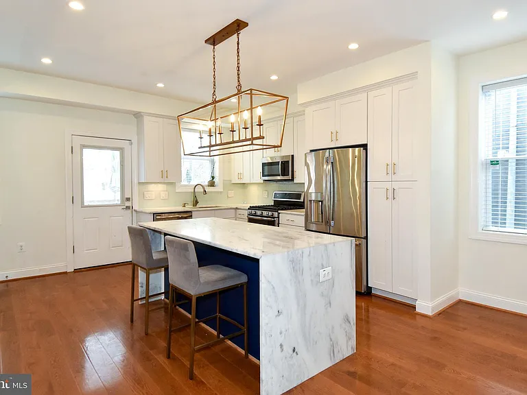 1117 Montello Ave NE — Photo 1