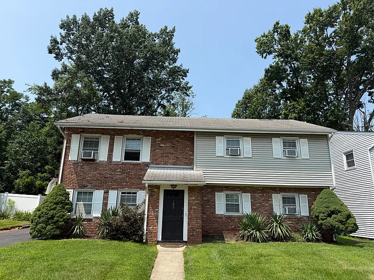 105 Garfield Ave — Photo 1
