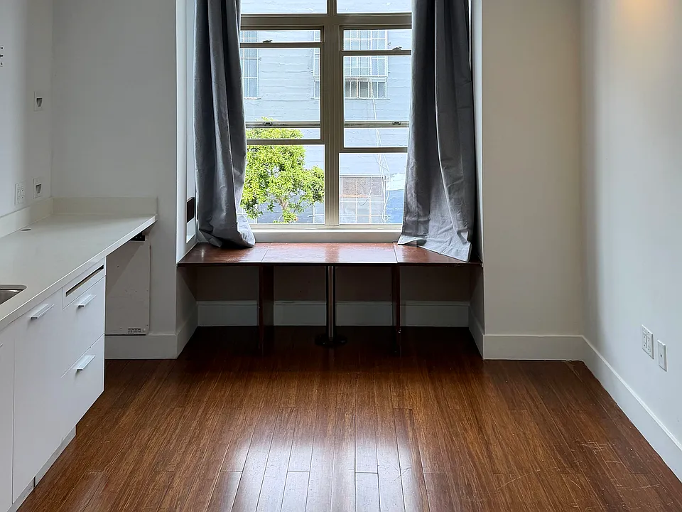 38 Harriet St #204