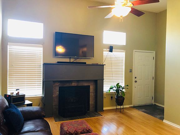 Gas log fireplace 