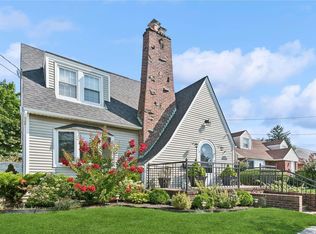21 Hampton Ave, Albertson, NY 11507