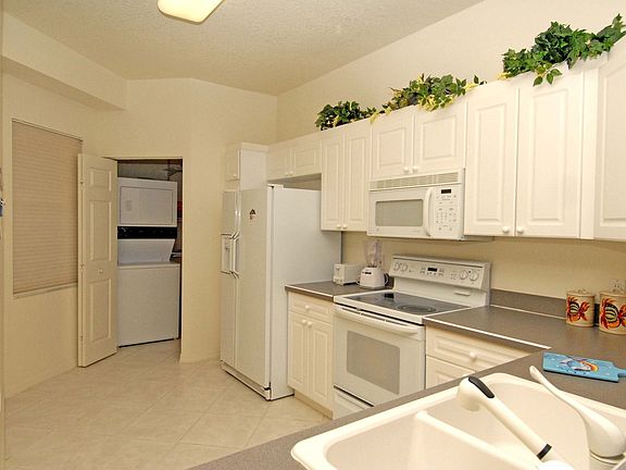 Bright Cheery Kitchen