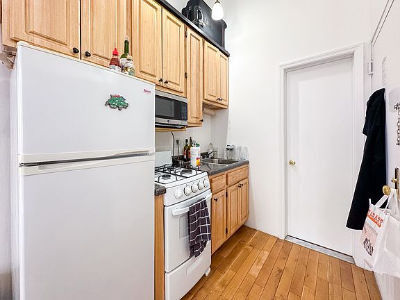 5th image of 320 W 20th St APT 4