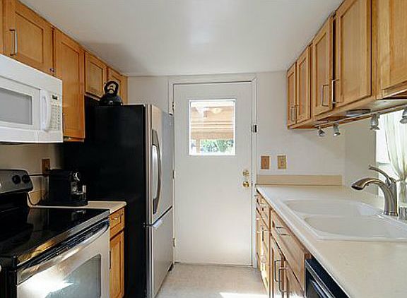 3rd image of 209 Red Oak Dr E APT H
