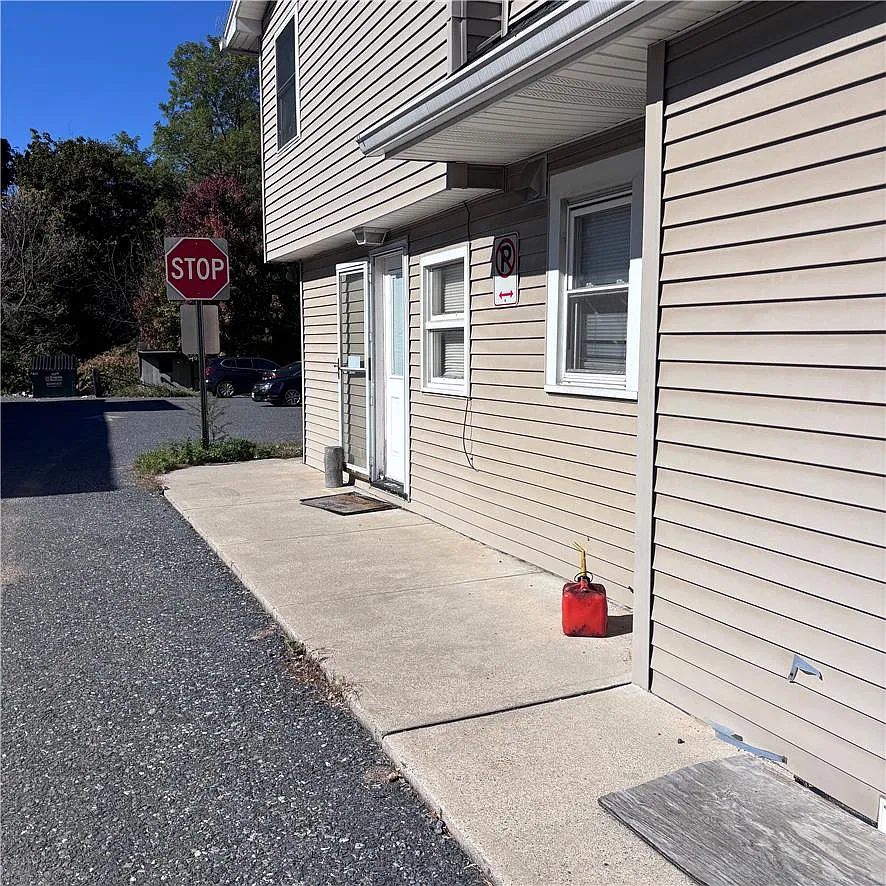 5 bed, 2.0 bath, 1958 sqft, $2,495 — Photo 3