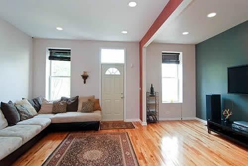 2nd image of 1530 N Maplewood Ave
