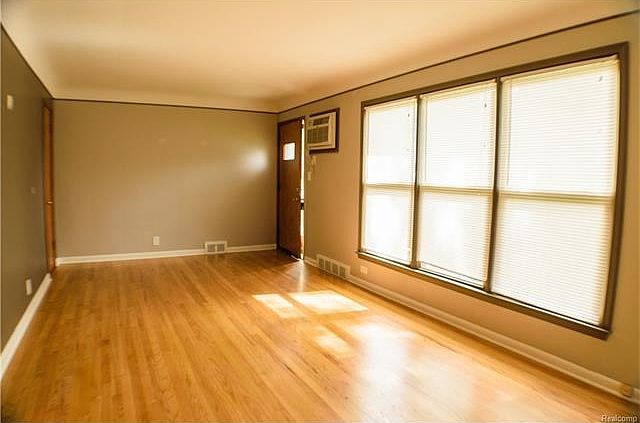 2nd image of 410 La Plaza Ct