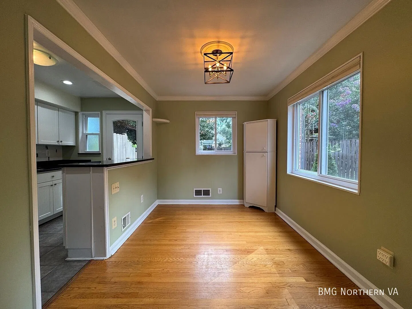 Beautiful 2 Bed 2 Bath Semi-Detached Brick Home In Groves Mt — Photo 4