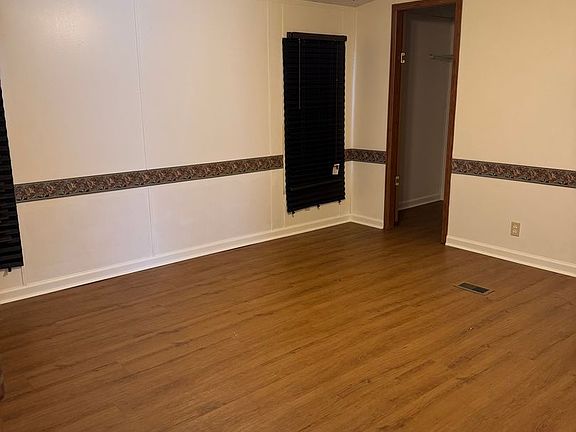 5th image of 3 Leslie Cir