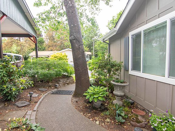 3rd image of 219 NW Creekside Dr