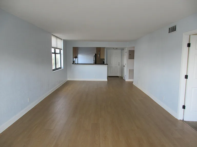 1401 N Riverside Dr #307 — Photo 11