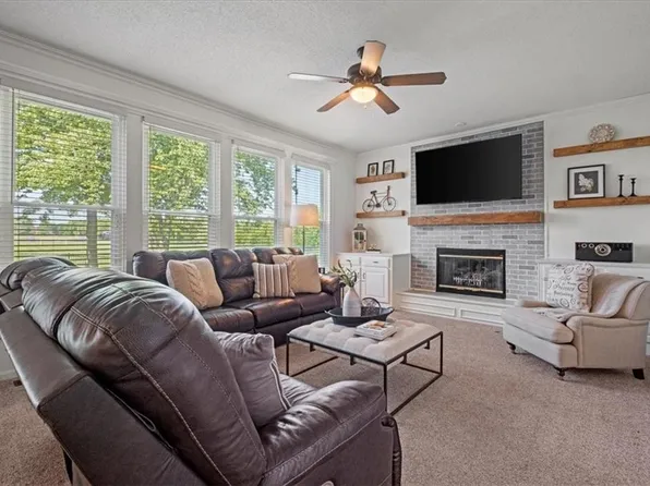 204 Broadmoor Dr, Louisburg, KS 66053