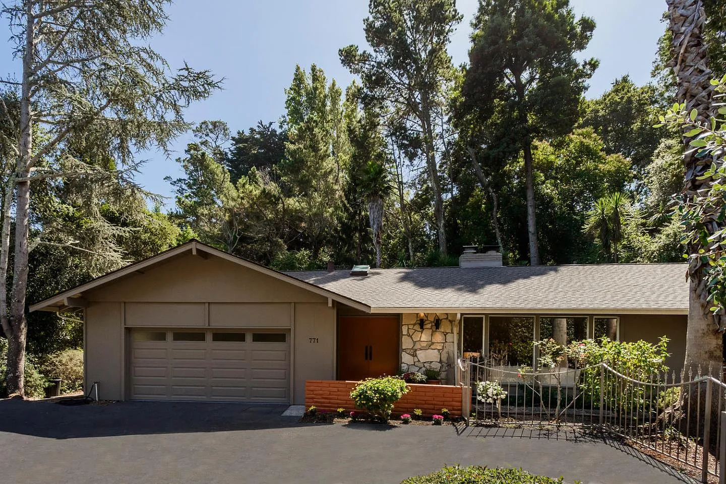 771 Chateau Dr photo 1