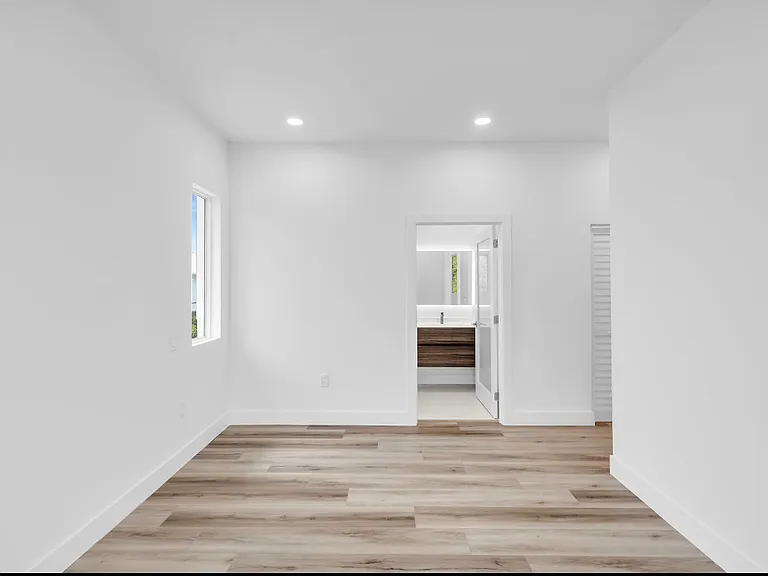 261 2nd St — Photo 3