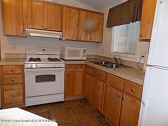 5th image of 230 Smith Ave