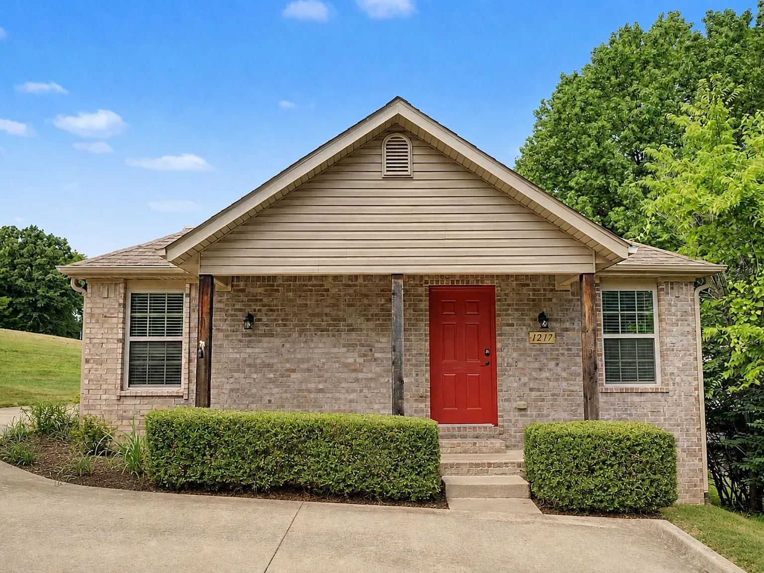 4 bed, 1392 sqft, $1,999 — Photo 1