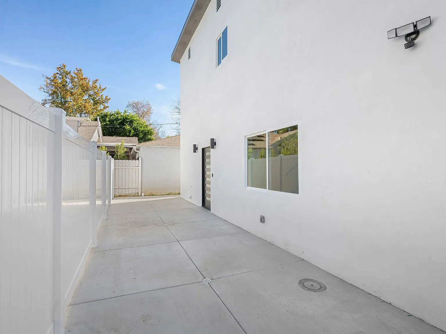 13844 Haynes St — Photo 2
