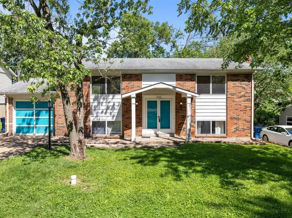1246 Roth Hill Dr, Maryland Heights, MO 63043