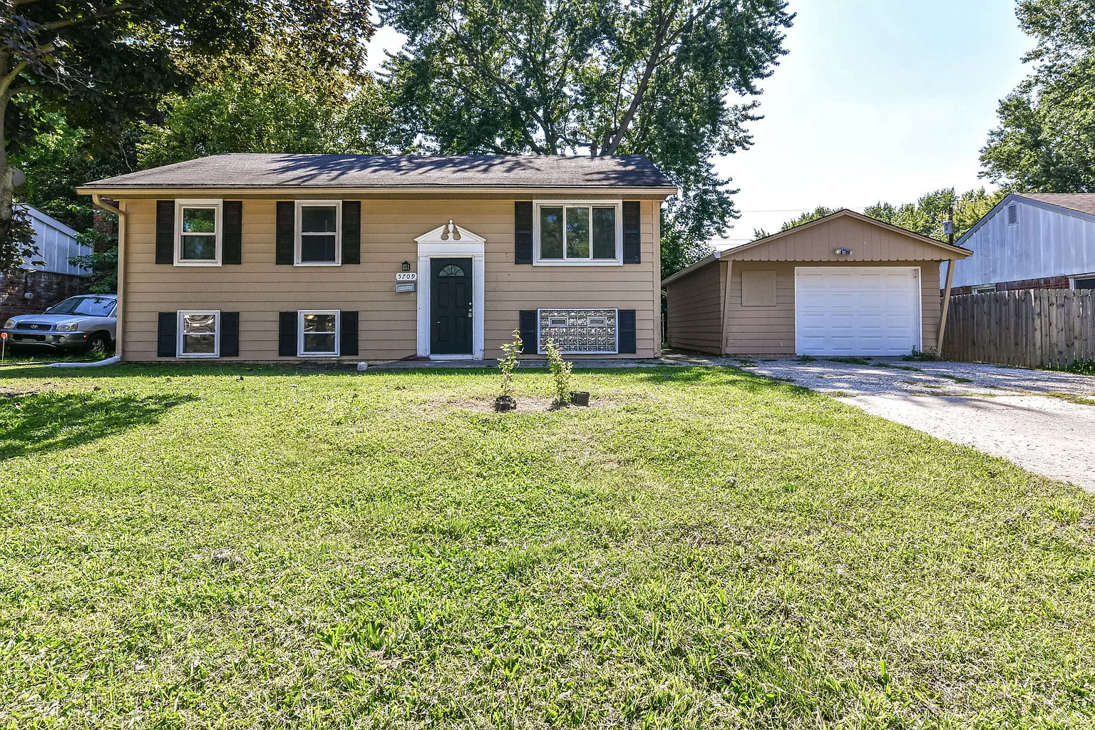 5709 Windmill Dr photo 1