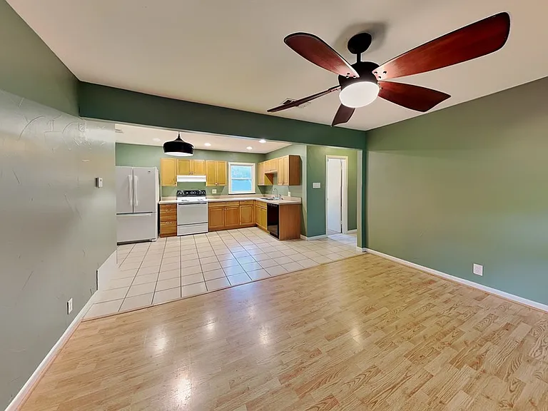 412 Harrison Ln — Photo 3