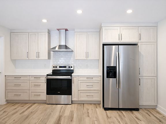 2nd image of 307 Voyageur Pl