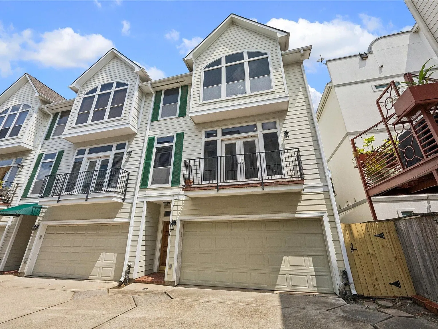 3 bed, 3.5 bath, 2071 sqft, $3,100 — Photo 2