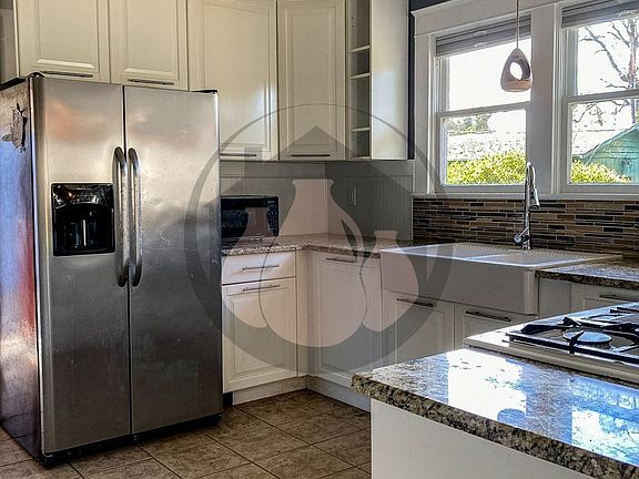 3rd image of 646 Breys Ave NE