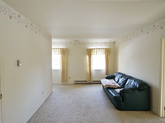 4th image of 105 Little Ct